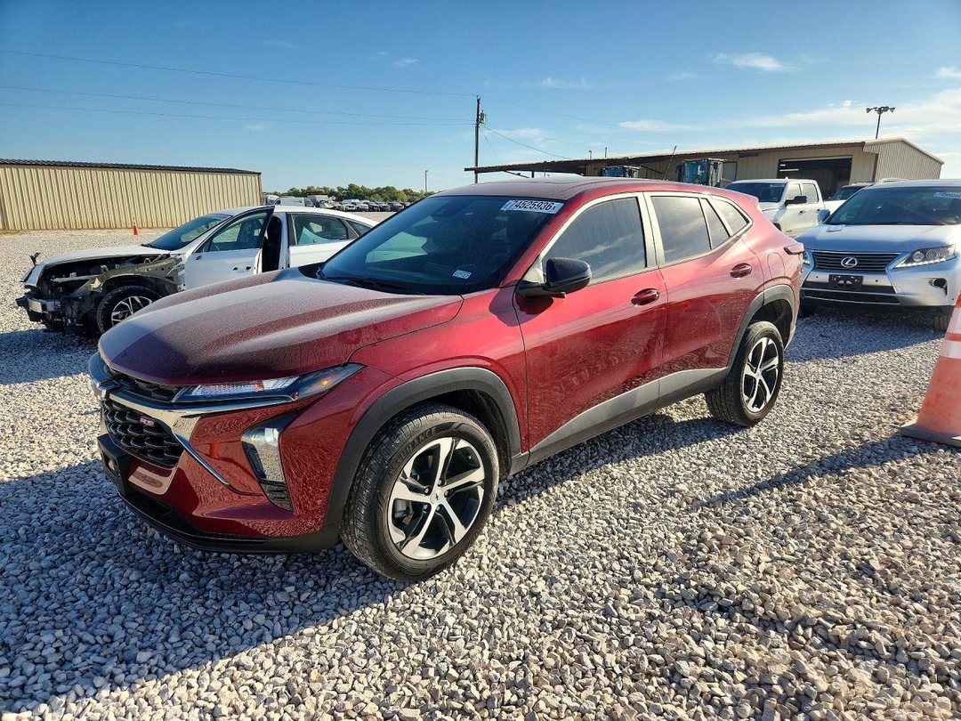 Вид 2025 CHEVROLET TRAX 1RS, угол 1