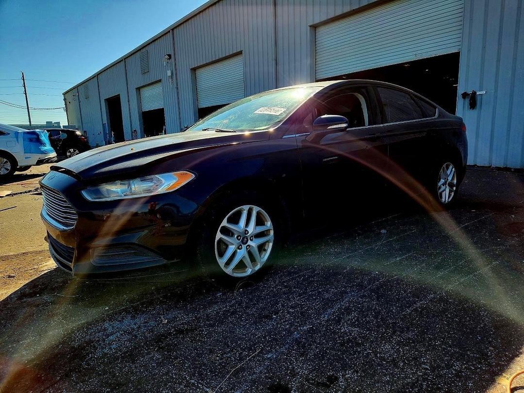 Vue de 2013 FORD FUSION SE, angle 1