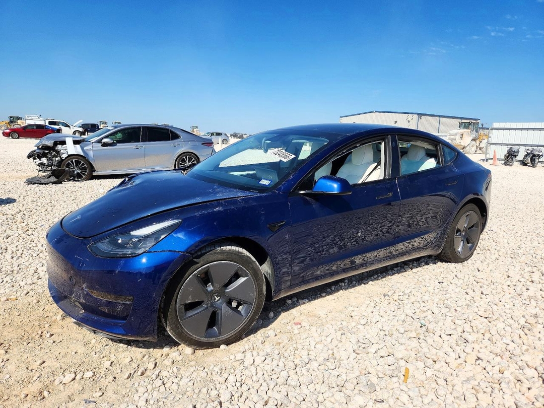 Вид 2022 TESLA MODEL 3, угол 1