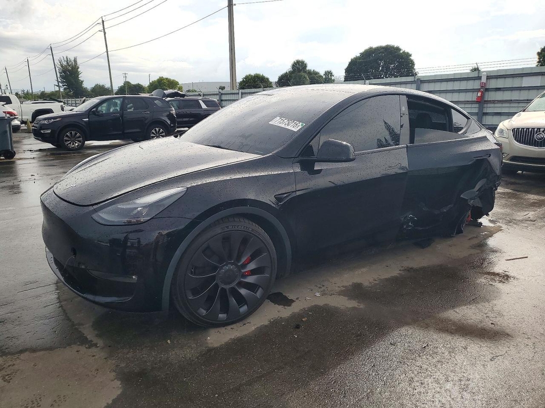 Vue de 2023 TESLA MODEL Y, angle 1