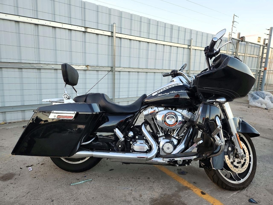 Vue de 2013 HARLEY-DAVIDSON FLTRX ROAD GLIDE CUSTOM, angle 1