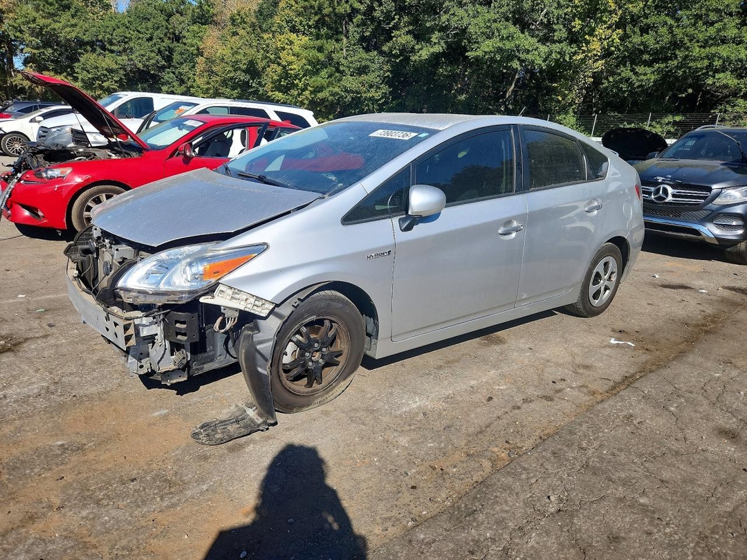 Vue de 2015 TOYOTA PRIUS FOUR, angle 1