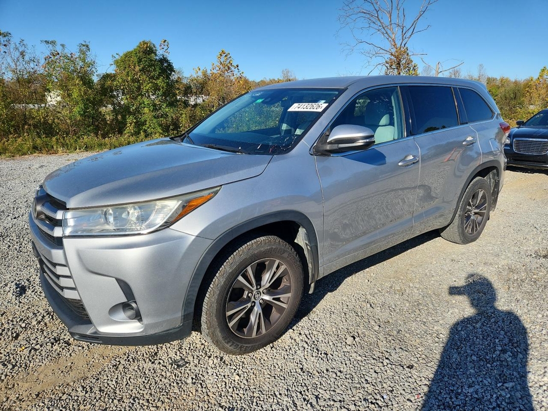 Вид 2017 TOYOTA HIGHLANDER LE, угол 1