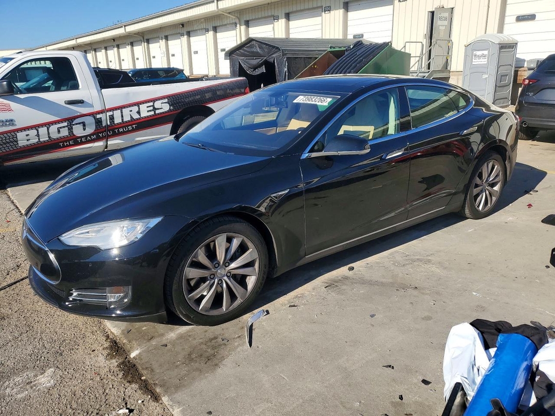 Вид 2014 TESLA MODEL S, угол 1