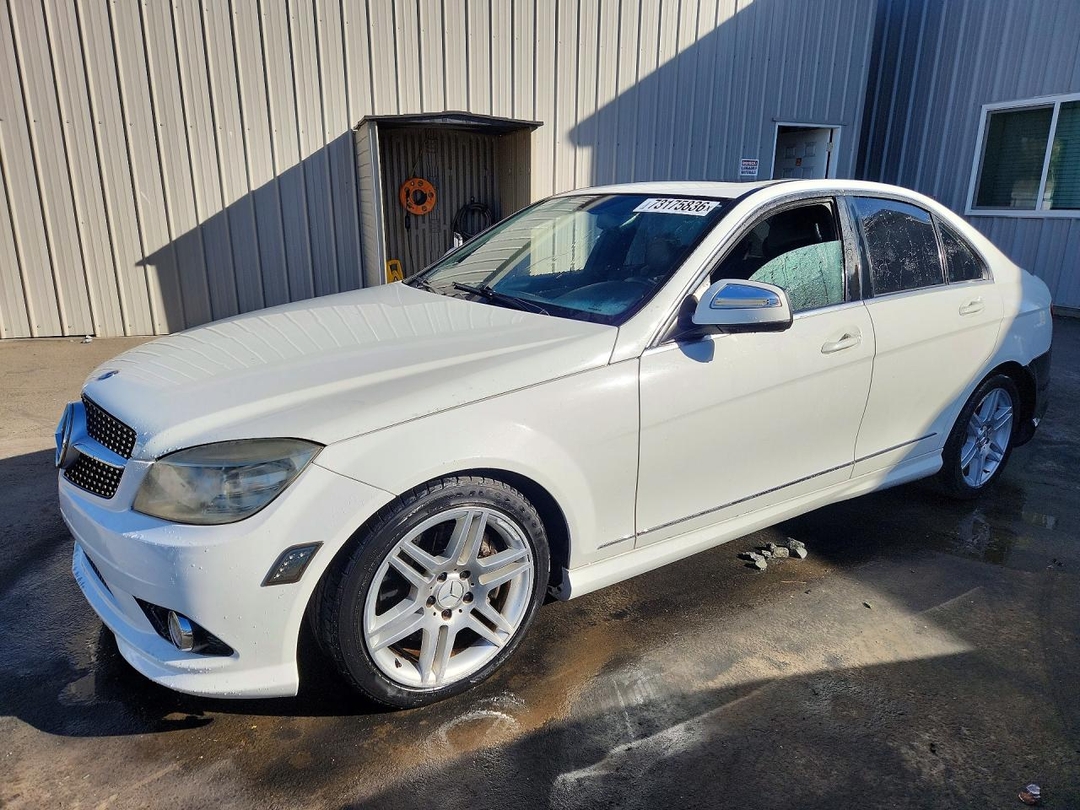 Vue de 2009 MERCEDES-BENZ C 350, angle 1