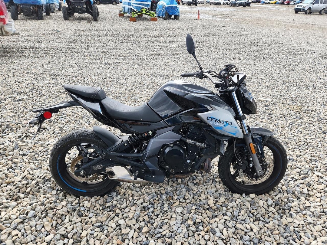 منظر 2022 CFMOTO 650 NK، زاوية 1
