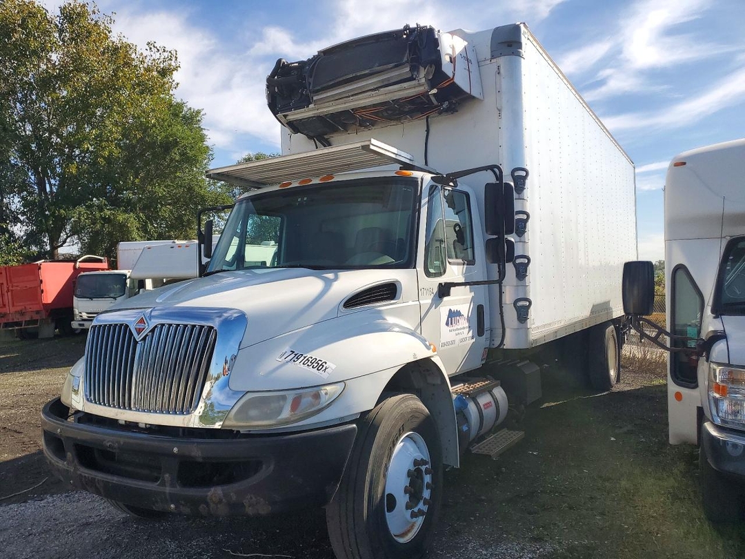 Vue de 2018 INTERNATIONAL 4300 REFRIGERATED BOX TRUCK, angle 1