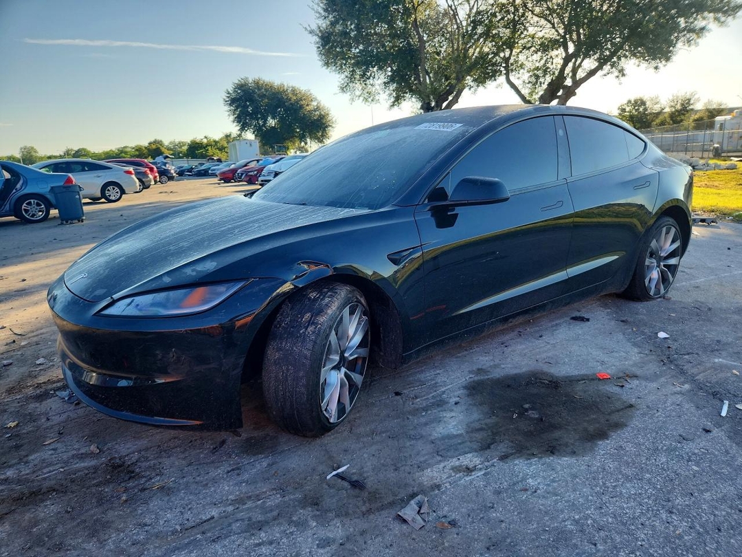 Vista de 2025 TESLA MODEL 3, ángulo 1