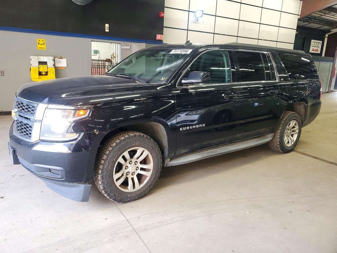 منظر 2015 CHEVROLET SUBURBAN K1500 LS، زاوية 1