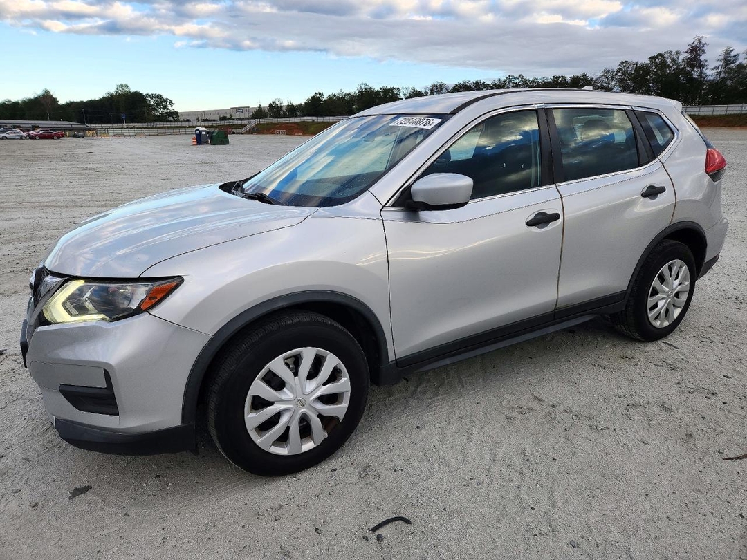 Vue de 2017 NISSAN ROGUE S, angle 1