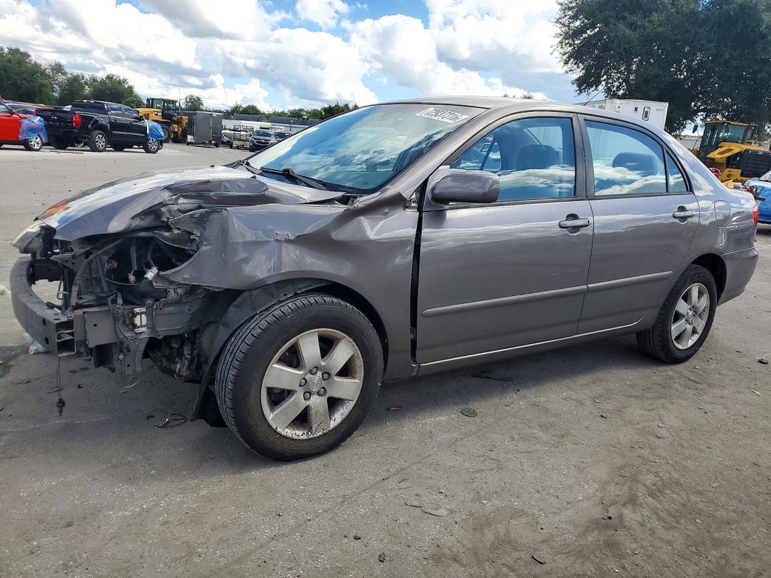Vue de 2004 TOYOTA COROLLA LE, angle 1