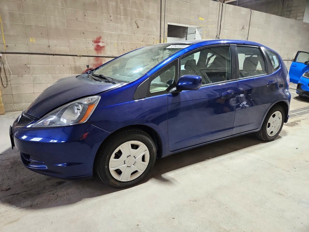 Vue de 2013 HONDA FIT, angle 1