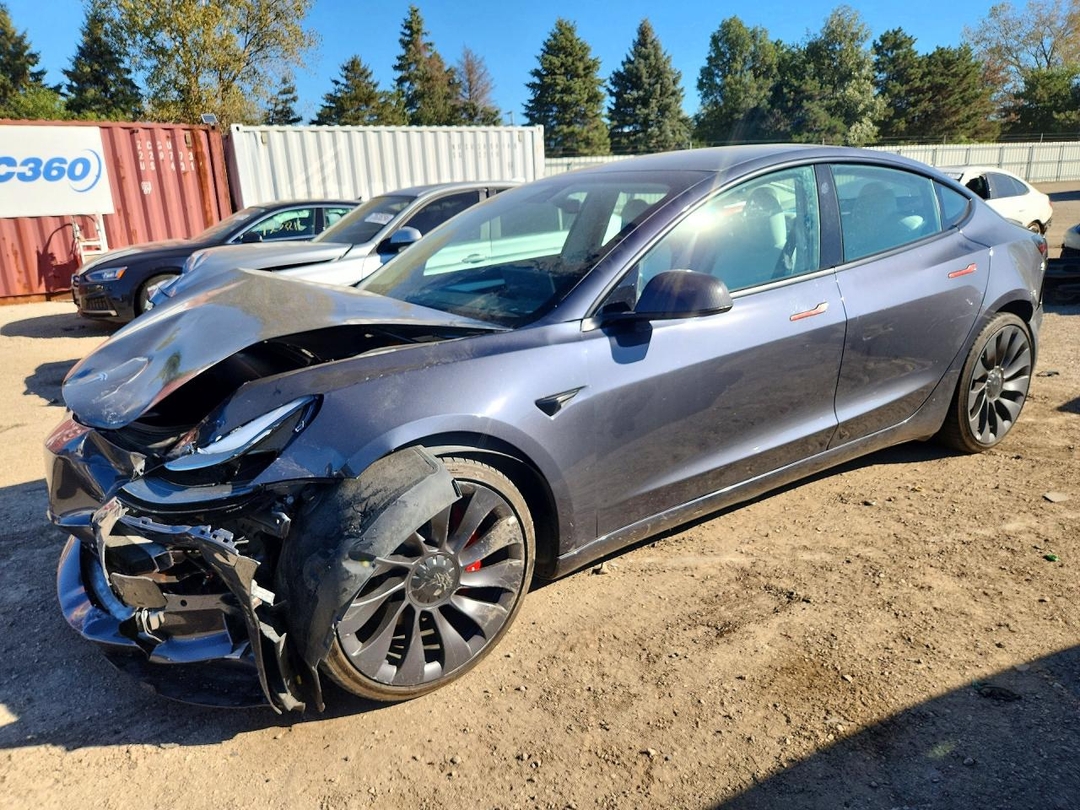 Vue de 2022 TESLA MODEL 3, angle 1