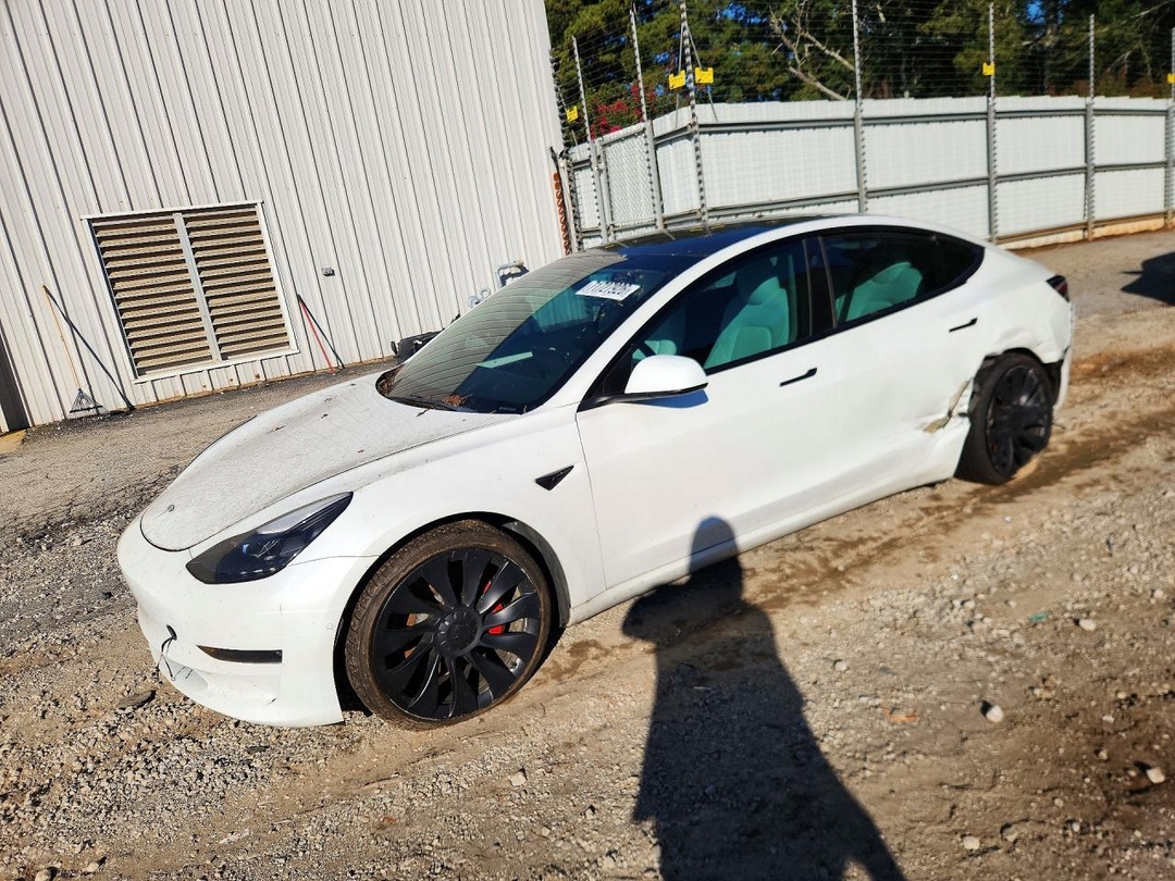 Vue de 2022 TESLA MODEL 3, angle 1