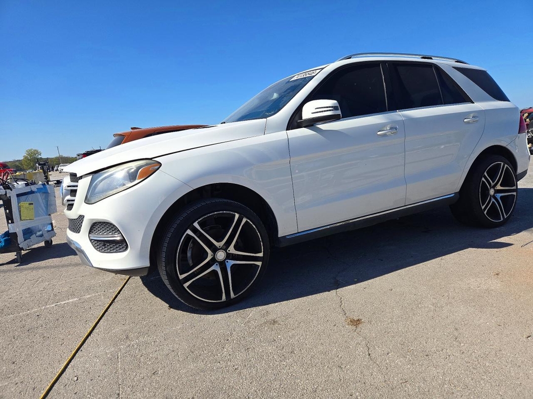 Vue de 2016 MERCEDES-BENZ GLE 350, angle 1