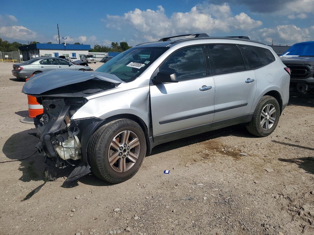 Вид 2015 CHEVROLET TRAVERSE LS, угол 1