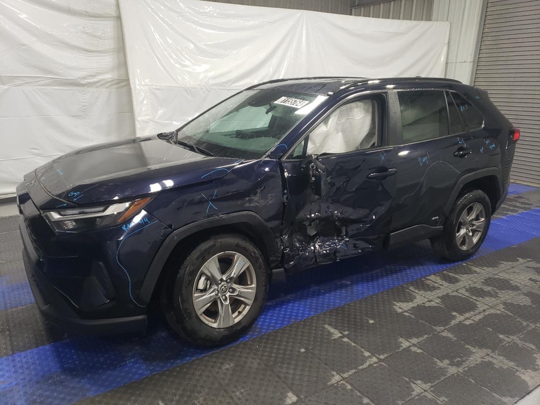 Вид 2024 TOYOTA RAV4 HYBRID XLE, угол 1