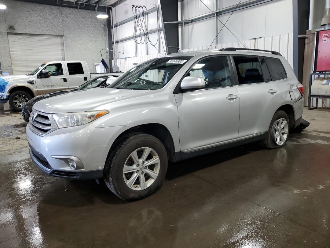 Vue de 2013 TOYOTA HIGHLANDER SE, angle 1