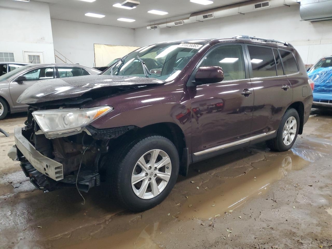 Вид 2013 TOYOTA HIGHLANDER BASE, угол 1