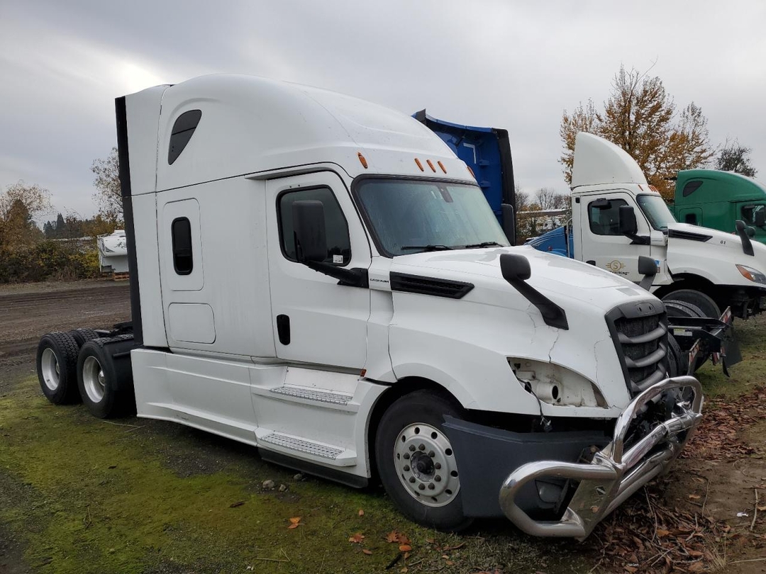 منظر 2020 FREIGHTLINER CASCADIA 126 SEMI TRUCK، زاوية 1