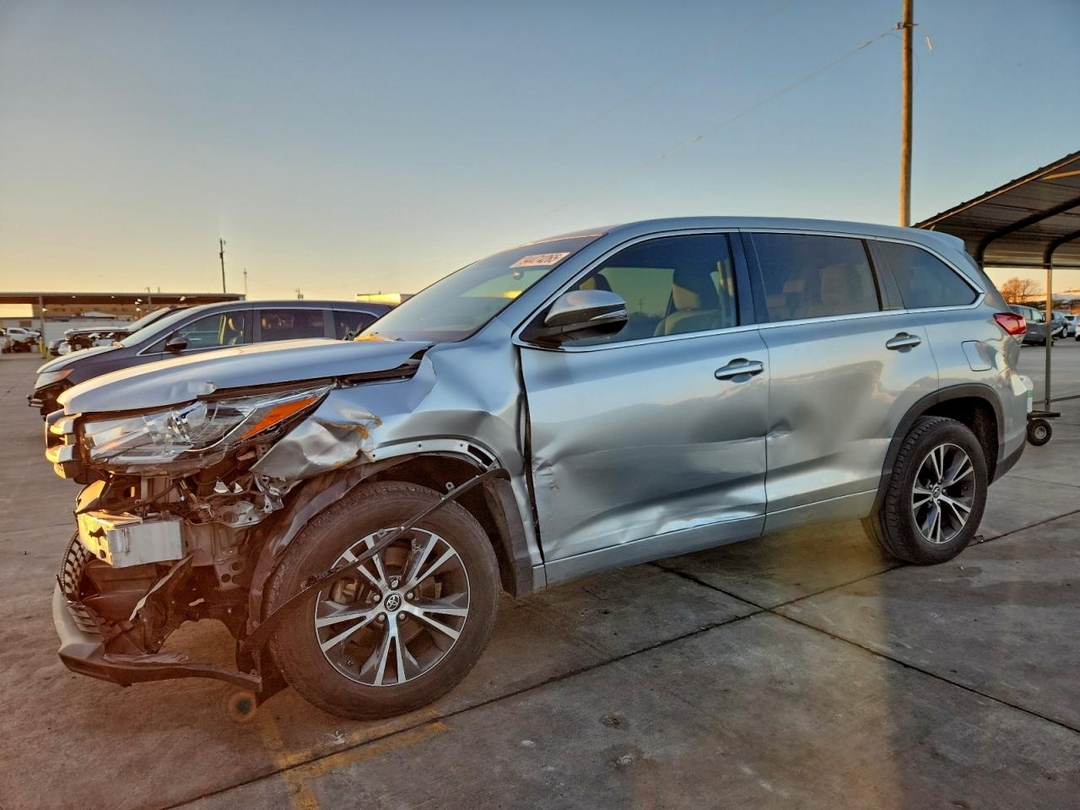 2017 TOYOTA HIGHLANDER LE view, angle 1