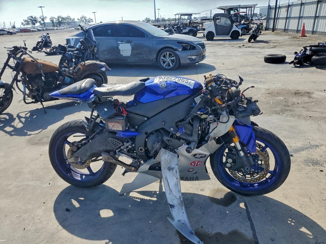 Вид 2016 YAMAHA YZFR6, угол 1