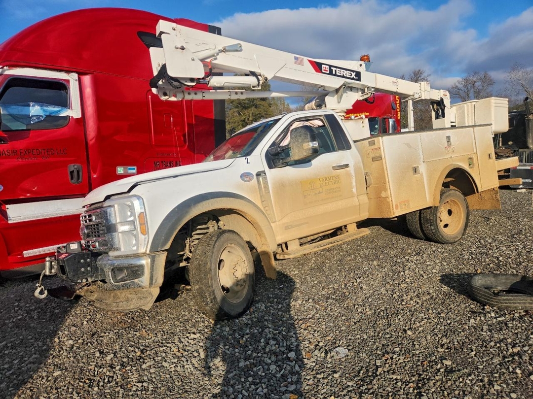 Vue de 2024 FORD F550 SUPER DUTY, angle 1