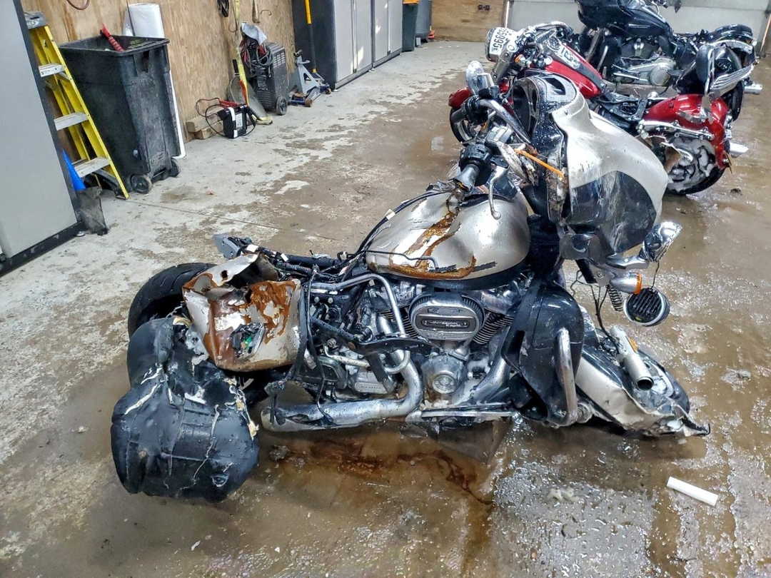منظر 2018 HARLEY-DAVIDSON FLHTKL ULTRA LIMITED LOW، زاوية 1