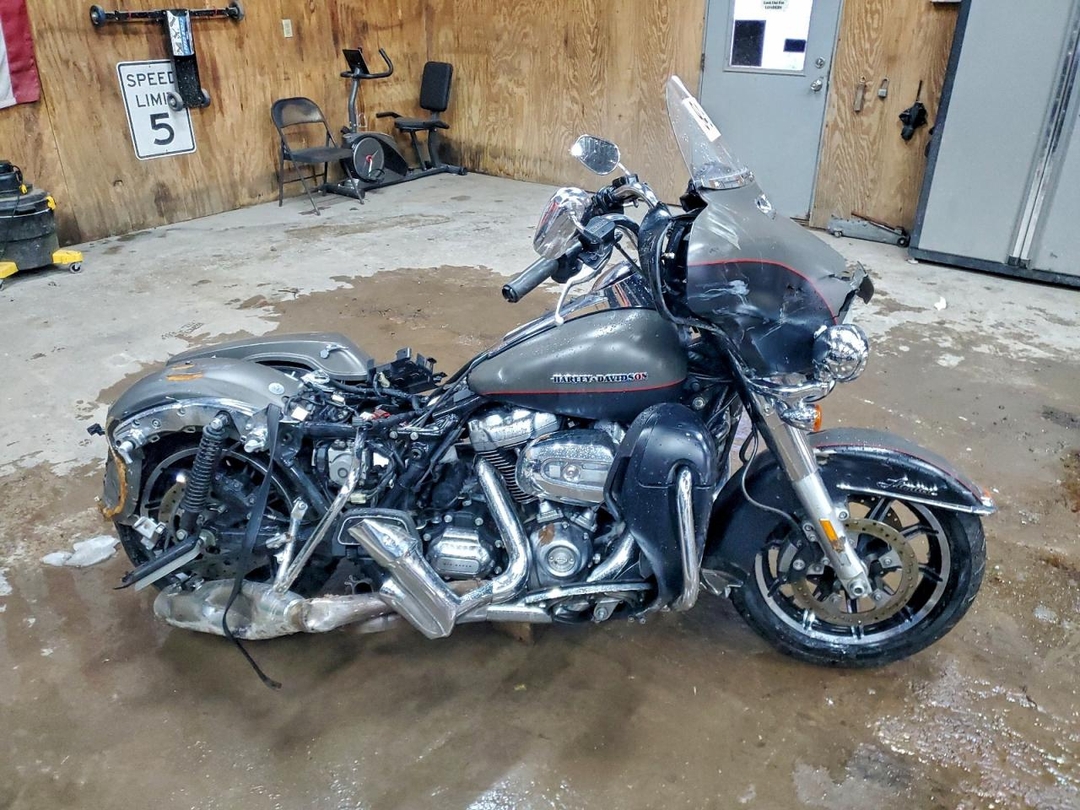 منظر 2018 HARLEY-DAVIDSON FLHTK ULTRA LIMITED، زاوية 1