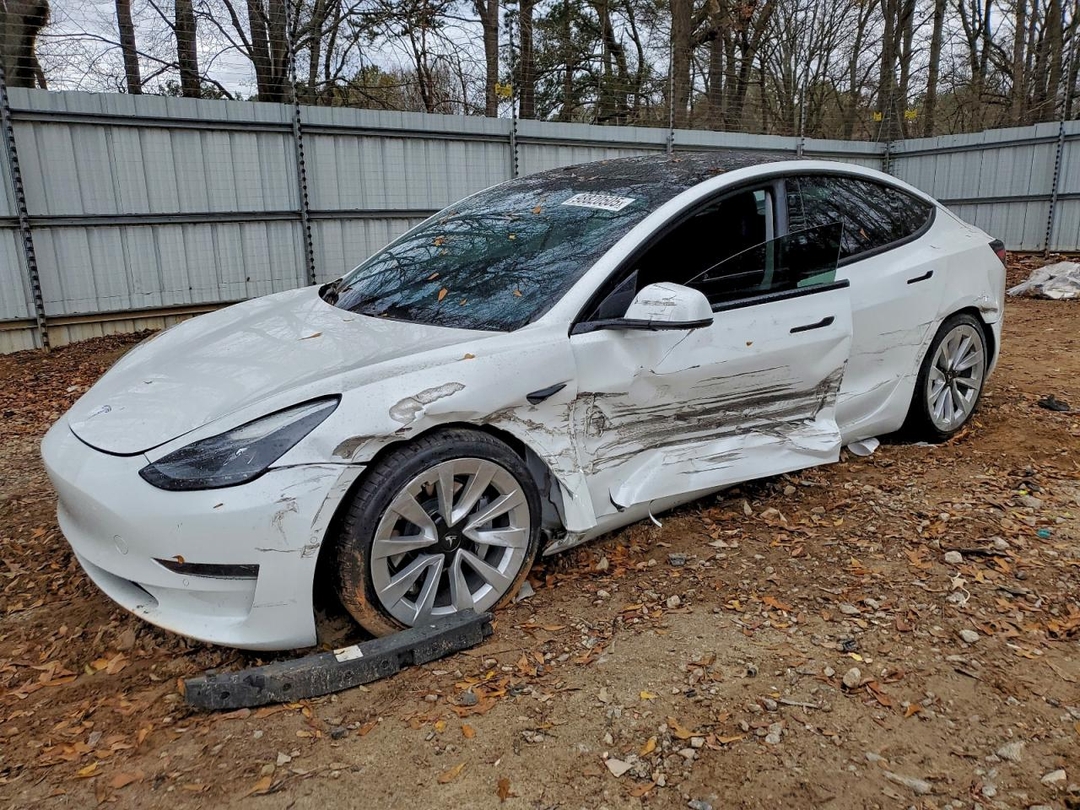 Vue de 2021 TESLA MODEL 3, angle 1