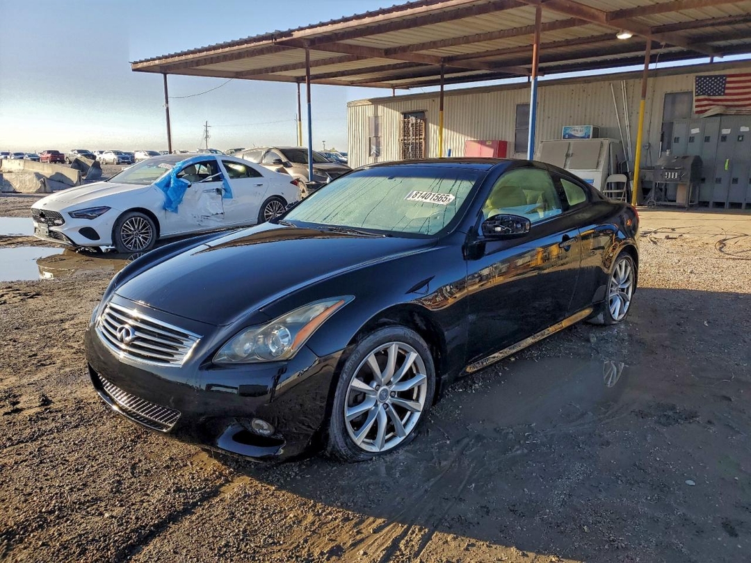 منظر 2013 INFINITI G37 JOURNEY، زاوية 1