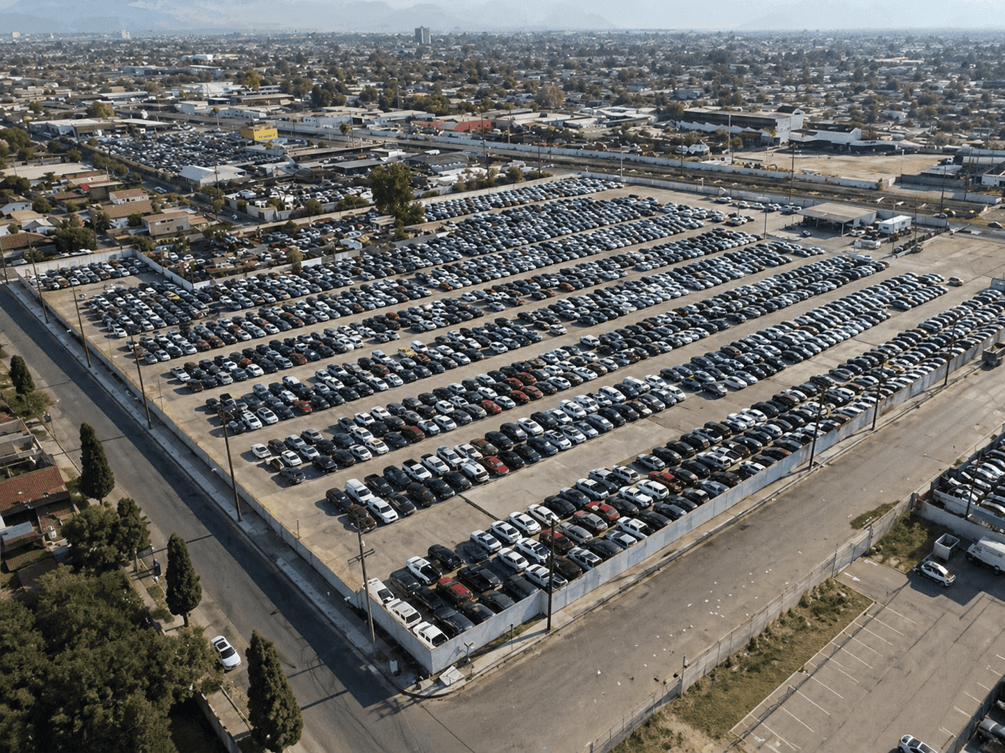 Vue aérienne d'un parc d'enchères avec des rangées de voitures