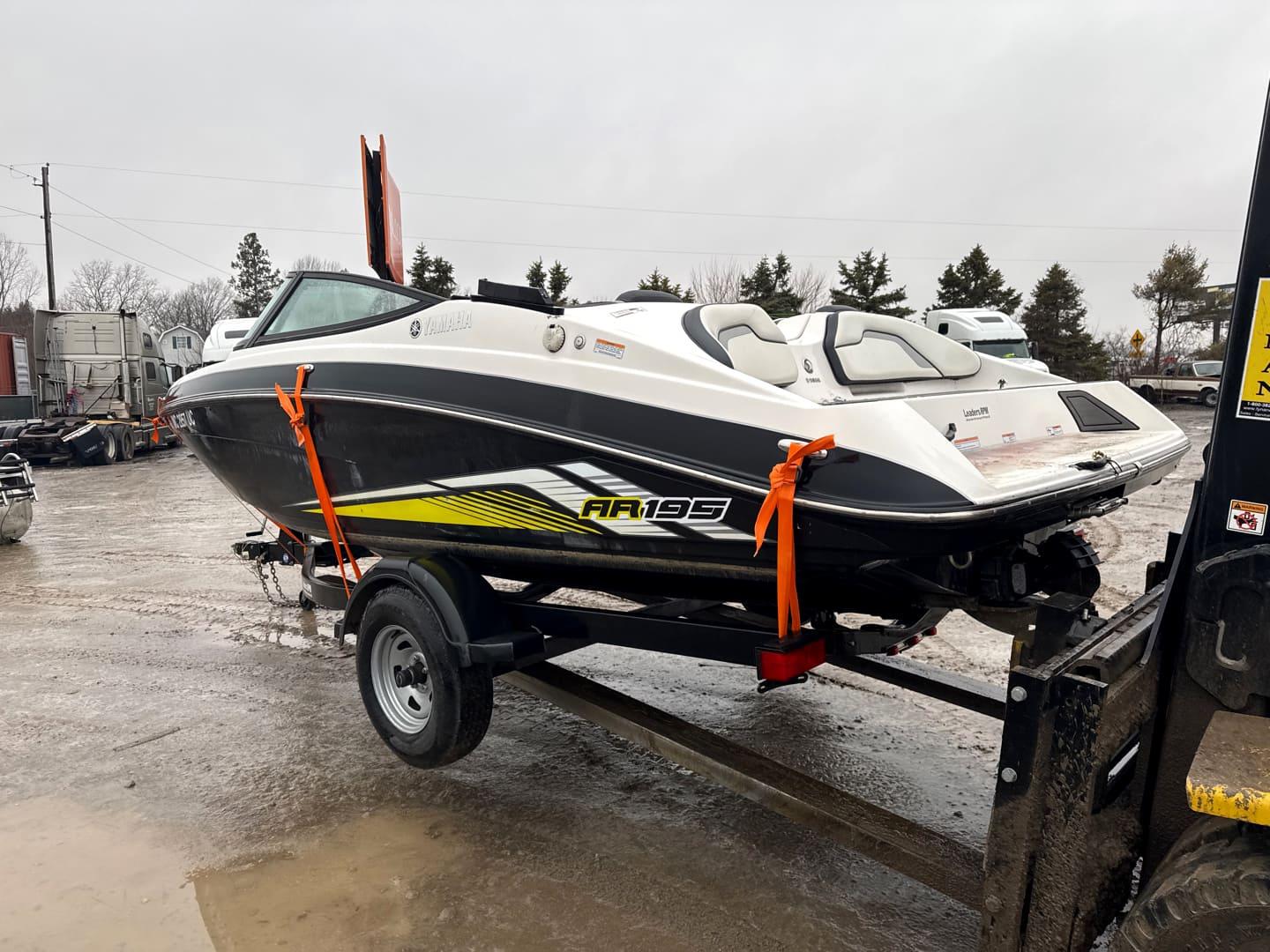 Bateau Yamaha AR195 sur remorque prêt à être expédié