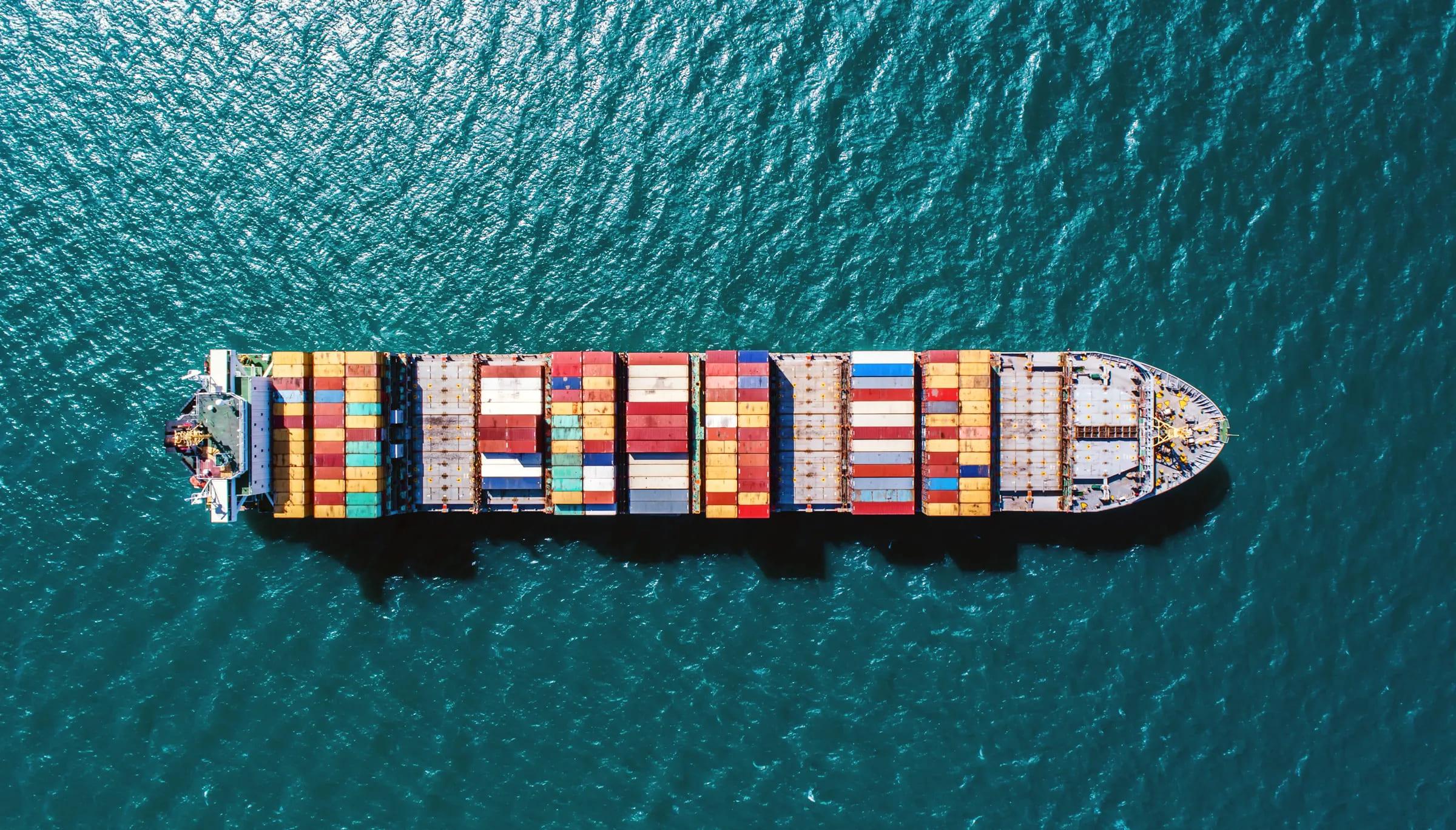 Grand navire de charge transportant des conteneurs