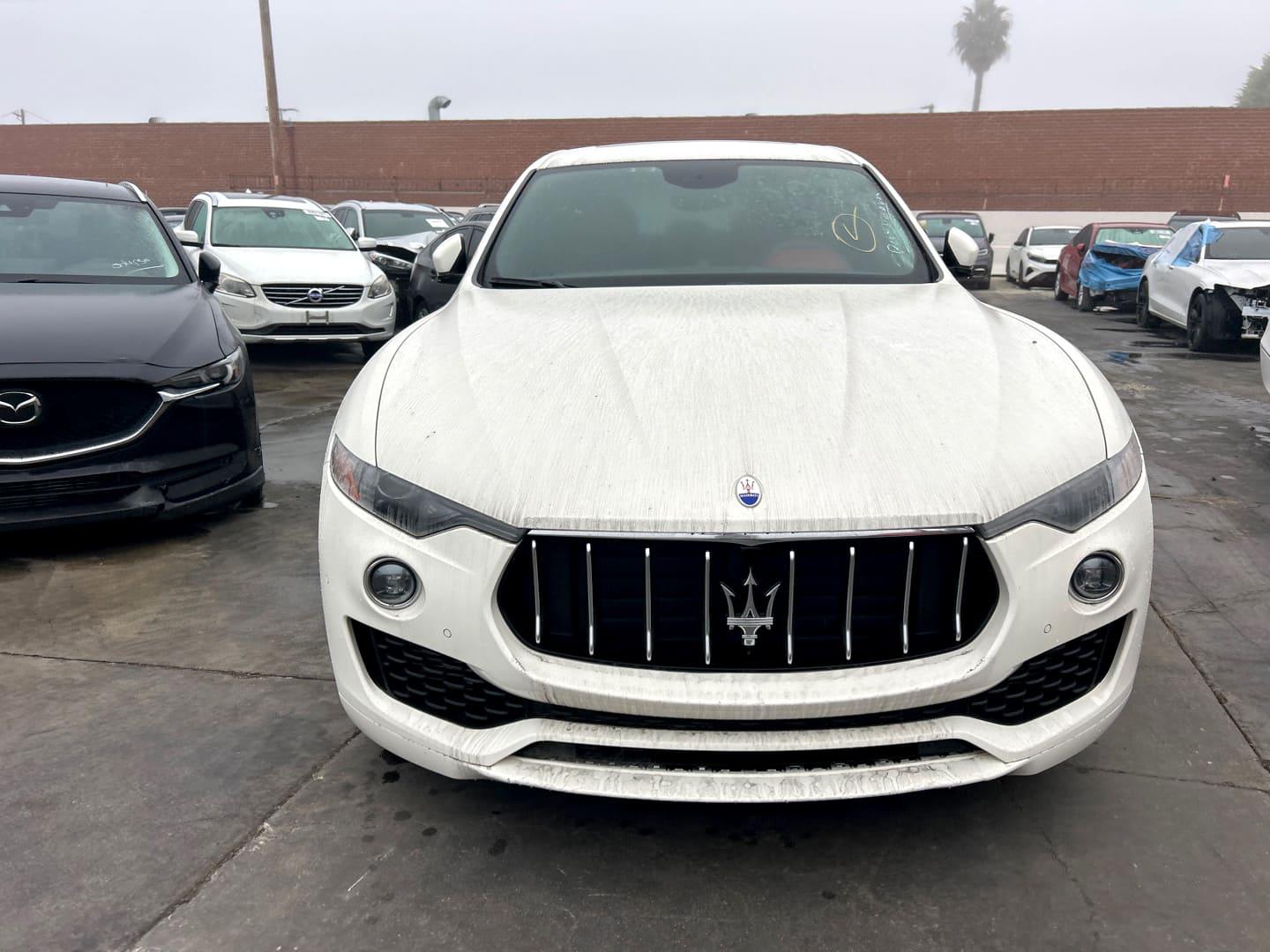 Maserati Levante blanc sur un parc d'enchères