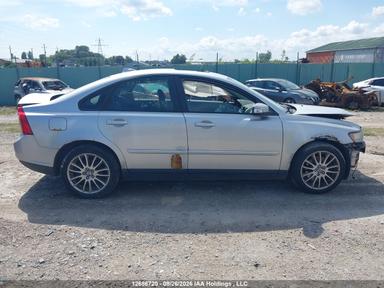 Vista de 2009 Volvo S40 2.4I, ángulo 13