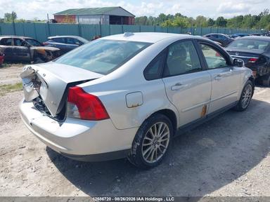 Vista de 2009 Volvo S40 2.4I, ángulo 4