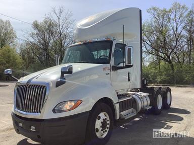 Vista de 2018 International 2018 International Lt625 6X4 T/A Day Cab Truck Tractor, ángulo 1