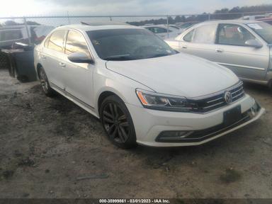 Vedere 2017 Volkswagen Passat 1.8T Se, unghi 1