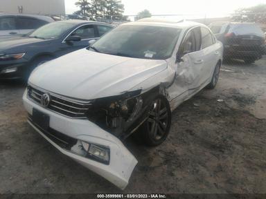 Vedere 2017 Volkswagen Passat 1.8T Se, unghi 2