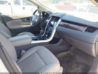 Vue de 2011 Ford Edge Limited, angle 5