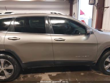 منظر 2020 Jeep Cherokee Limited 4X4، زاوية 14