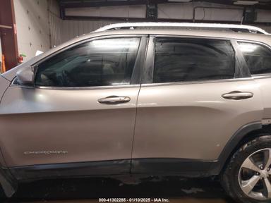 منظر 2020 Jeep Cherokee Limited 4X4، زاوية 15