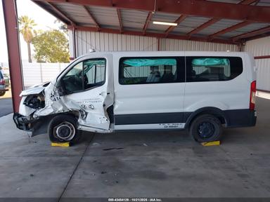 Vue de 2019 Ford Transit-150 Xl, angle 15