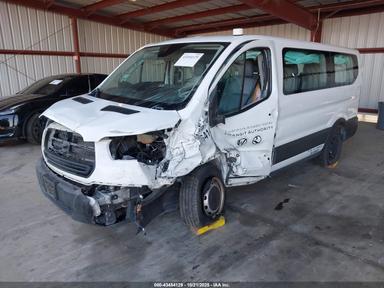 Vue de 2019 Ford Transit-150 Xl, angle 2