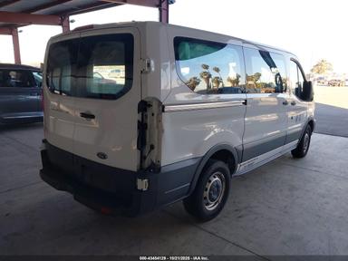 Vue de 2019 Ford Transit-150 Xl, angle 4