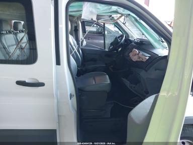 Vue de 2019 Ford Transit-150 Xl, angle 5