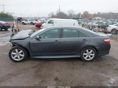 Вид 2009 Toyota Camry Se, угол 15