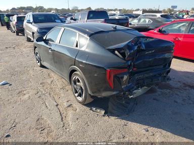 2025 Kia K4 Ex view, angle 3