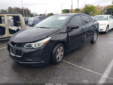 Vue de 2017 Chevrolet Cruze Ls Auto, angle 2